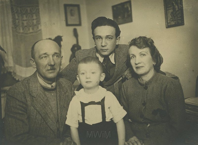 KKE 5371.jpg - Fot. Rodzinne. Rodzina Lorek. Rodzina Lorek, Franciszek i Józefa Lorek z dziećmi Jurkiem Lorek (starszy) i Ryszardem Lorek (młodszy), Olsztyn, 1945 r.